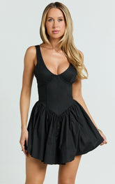 Scoop Neck V Waist Gathered Dress in Black